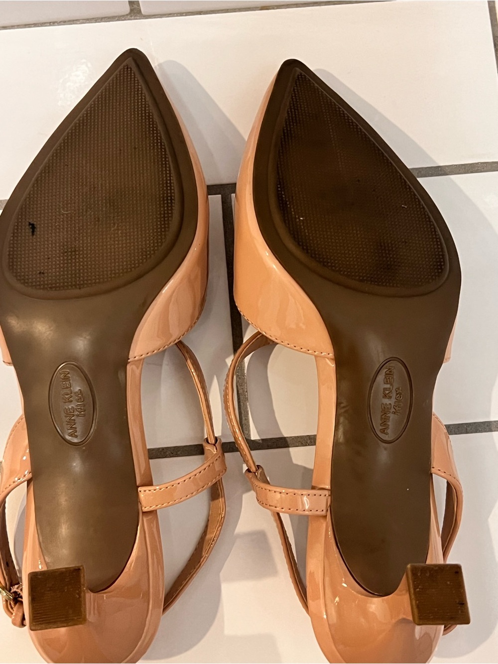 Anne Klein Izzi Beige Patent Slingback Pumps Pointed Toe Heel Nude Size 6 - Picture 6 of 7